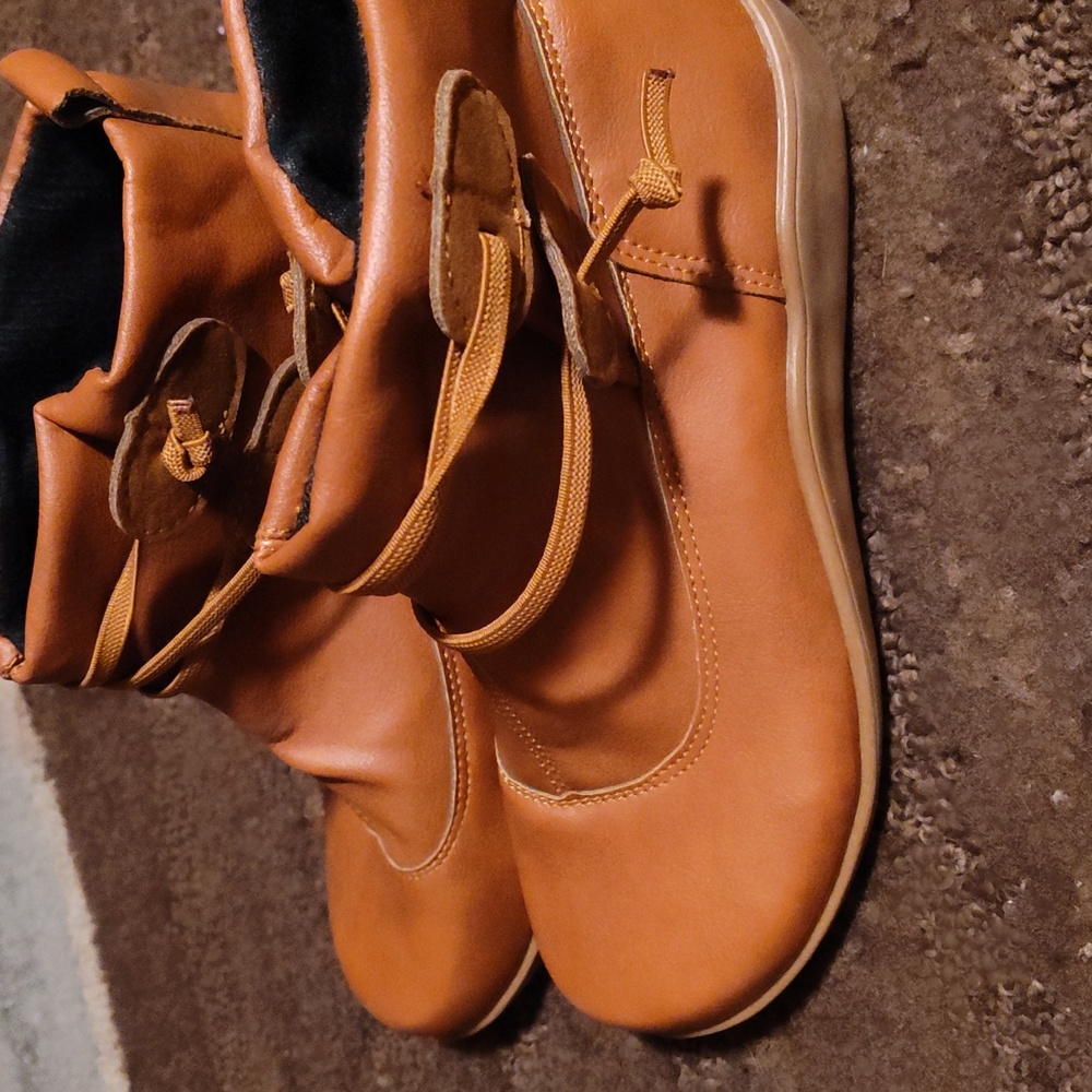 Pair of girls NWOT booties no brand